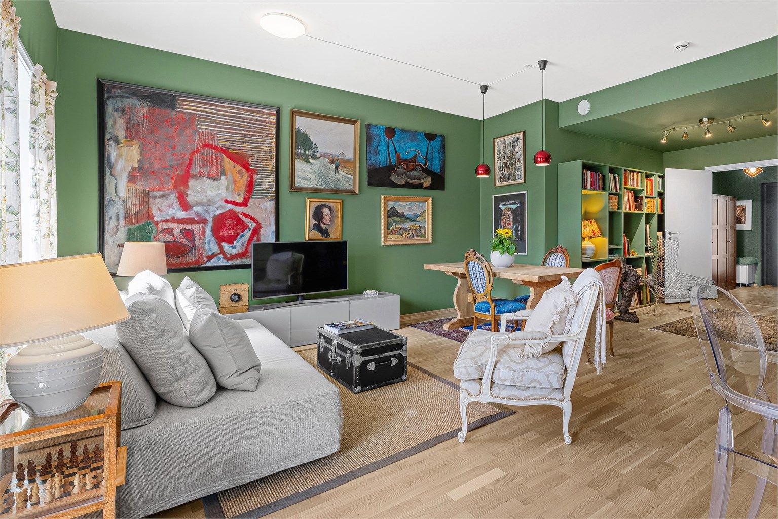 Åpent stort rom med god plass til sittegrupper, sofa og spisebord