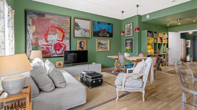 Åpent stort rom med god plass til sittegrupper, sofa og spisebord