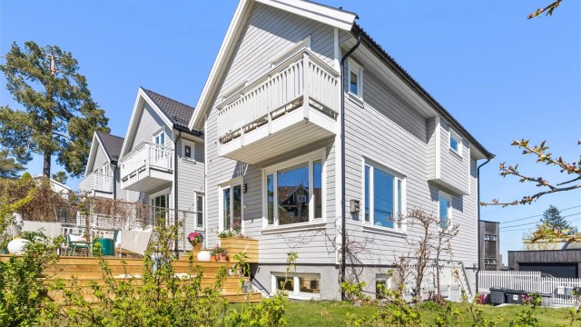 Grantuveien 5A ligger i et meget barnevennlig og lite trafikkert villaområde med kort vei til bl.a. store friområder på Ekebergsletta, fritidstilbud, skoler, kollektivtransport og servicetilbud