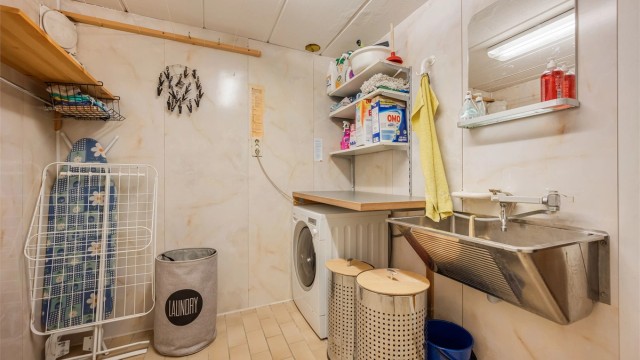 Rom innredet som vaskerom med flislagt gulv, gulvvarme, utslagsvask og opplegg for vaskemaskin. Rommet er gitt tilstandsgrad 3 (TG3) i tilstandsrapporten.