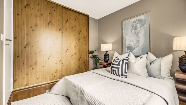 Her er det god plass til dobbeltseng med tilhørende nattbord på hver side. Det er rikelig med oppbevaringsplass i skyvedørsgarderobe.