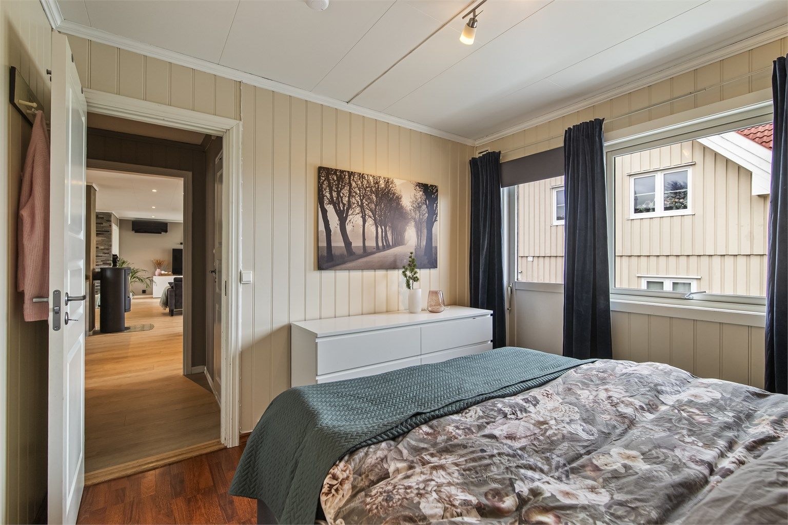 Rommet har plass til dobbeltseng og garderobeløsning.