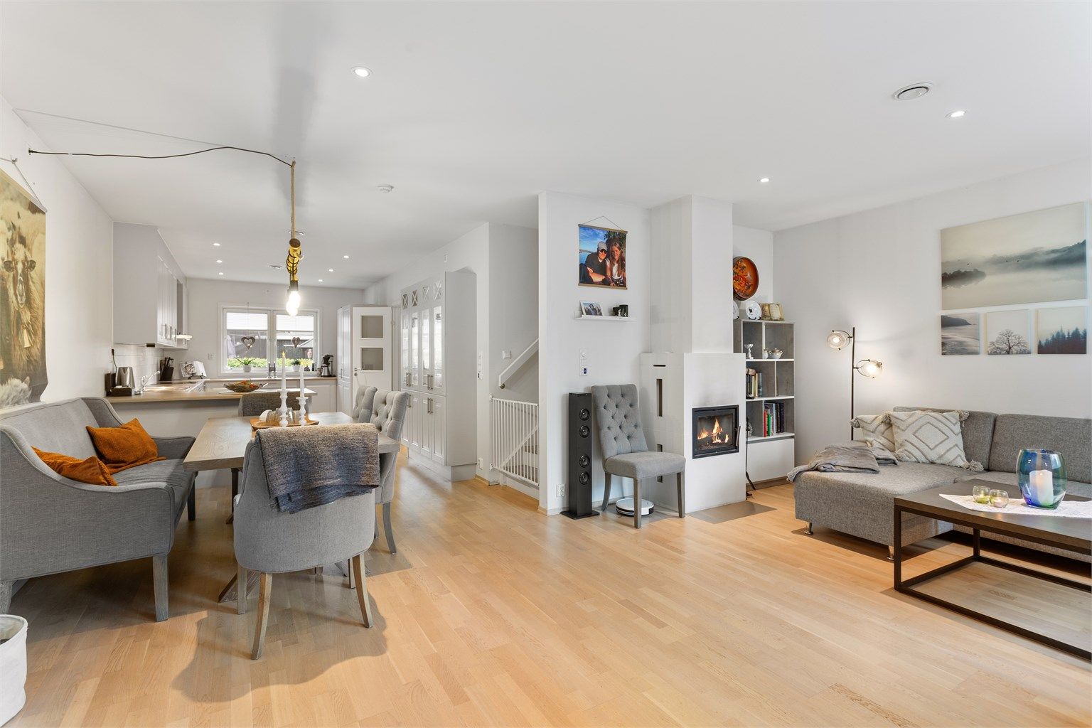 Stue med parkett på gulv og downlights i himlingen