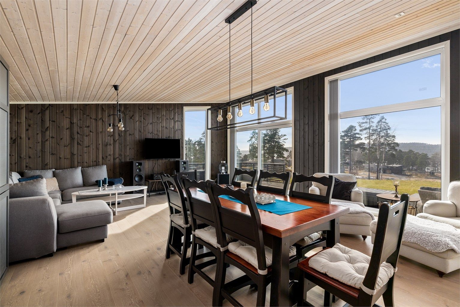 Her har "arkitekten" UTNYTTET UTSIKTEN for alt den er verdt gjennom store åpne vindusflater.