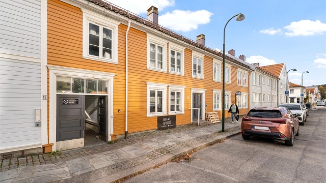 Denne boligen har inngang fra Kronprinsens gate 15.