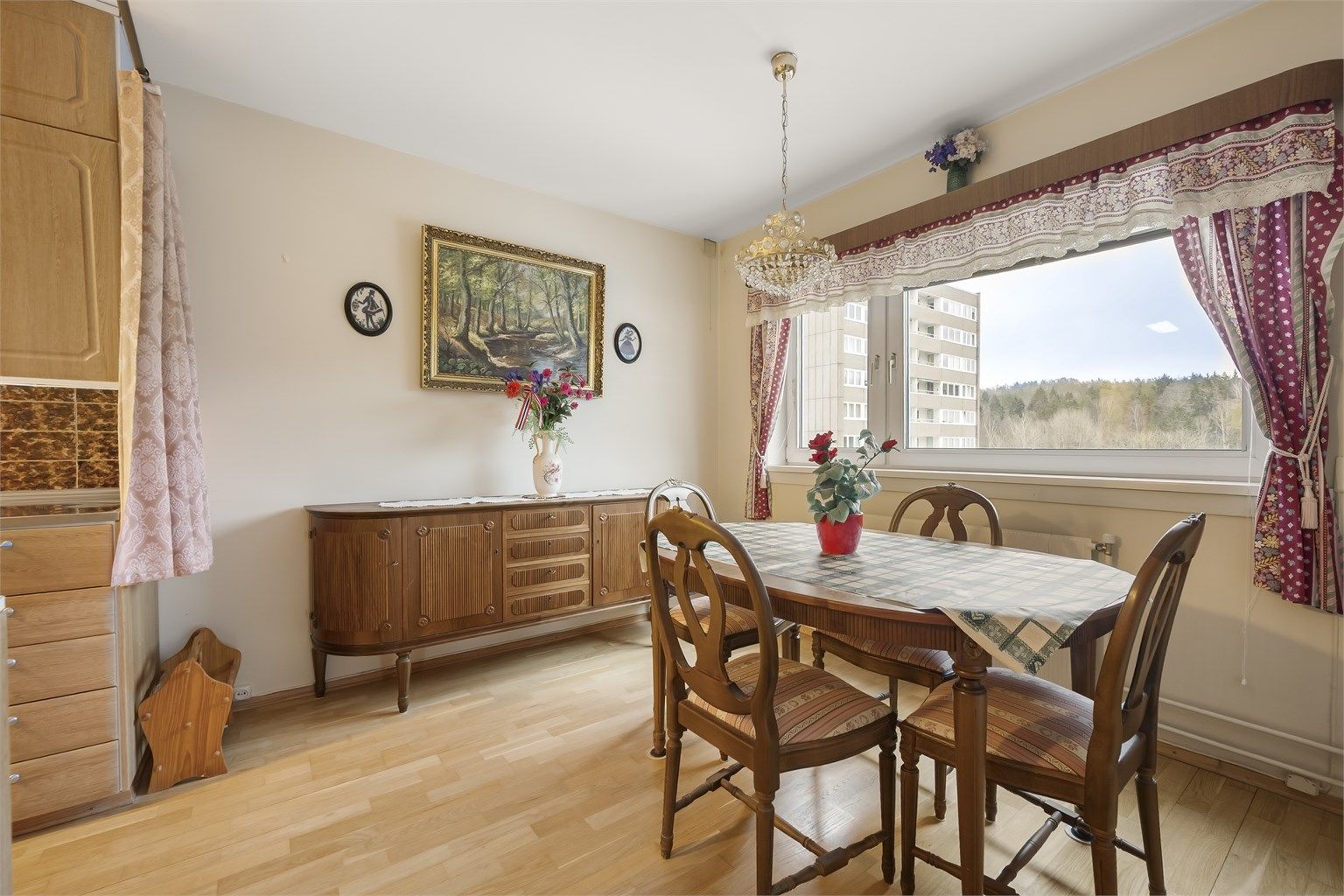 Muligheter for å gjøre om til en 4-roms, og lage et ekstra soverom der spisestuen er i dag. Se alternativ plantegning.