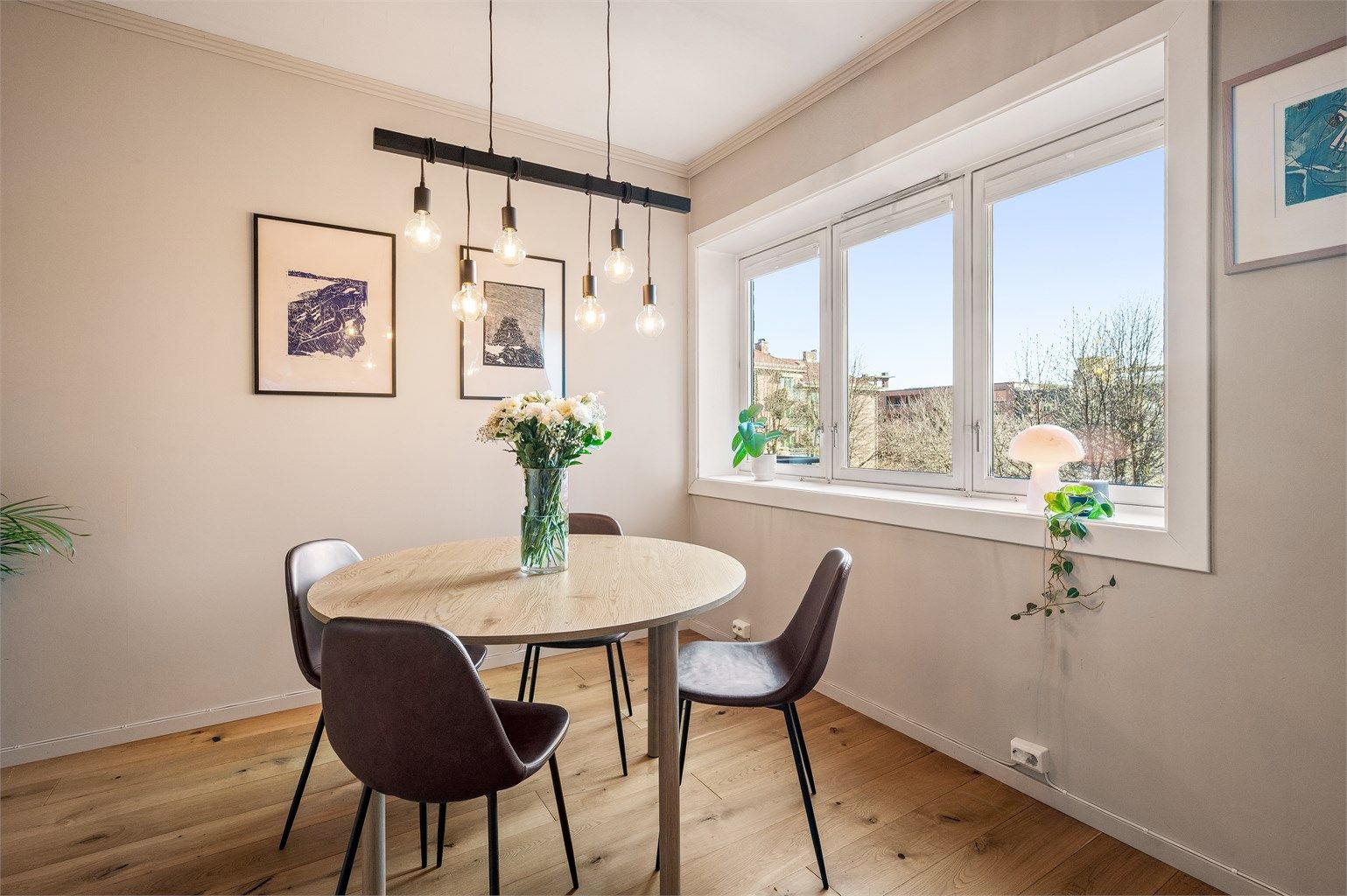 Kjøkkenets gode størrelse gjør det enkelt å innrede med en hyggelig spiseplass foran vinduet.