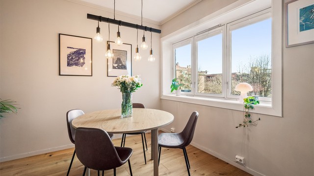 Kjøkkenets gode størrelse gjør det enkelt å innrede med en hyggelig spiseplass foran vinduet.