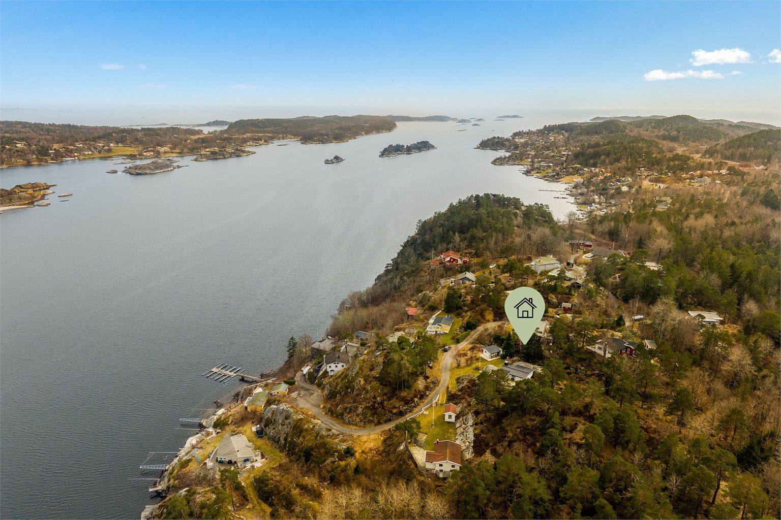 Dersom båtlivet med Mefjordens flotte holmer og skjær frister, er det kort vei til felles brygge (plassen er markert med nr. 58), samt fellesområder nede ved sjøen. Her er det gode bademuligheter både fra fellesbryggen eller fra strand.