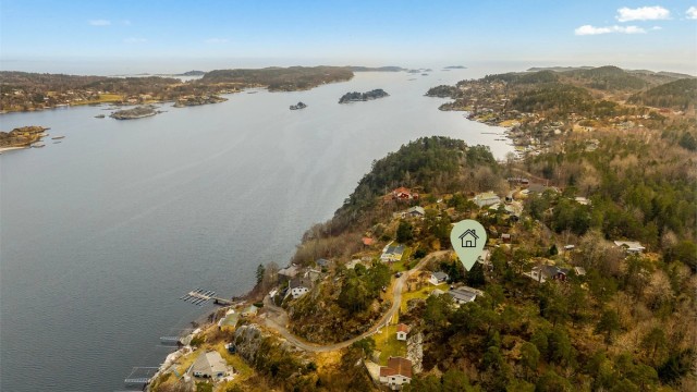 Dersom båtlivet med Mefjordens flotte holmer og skjær frister, er det kort vei til felles brygge (plassen er markert med nr. 58), samt fellesområder nede ved sjøen. Her er det gode bademuligheter både fra fellesbryggen eller fra strand.