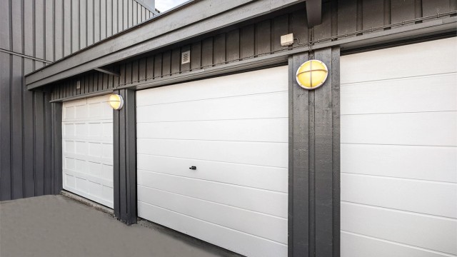 Til boligen hører en garasjeplass på 16 m², samt to utendørs biloppstillingsplasser. Det er mulighet for å installere elbillader.