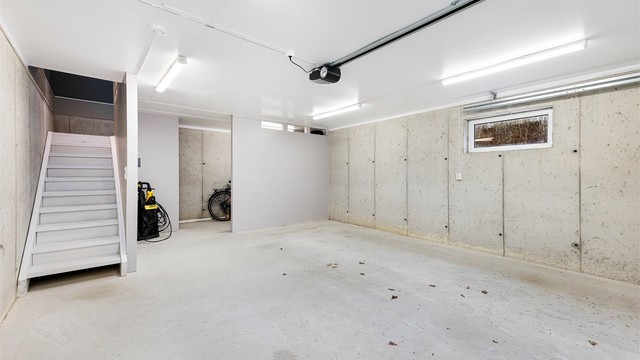 Det er både innvendig og utvendig tilkomst til garasjens loftsetasje