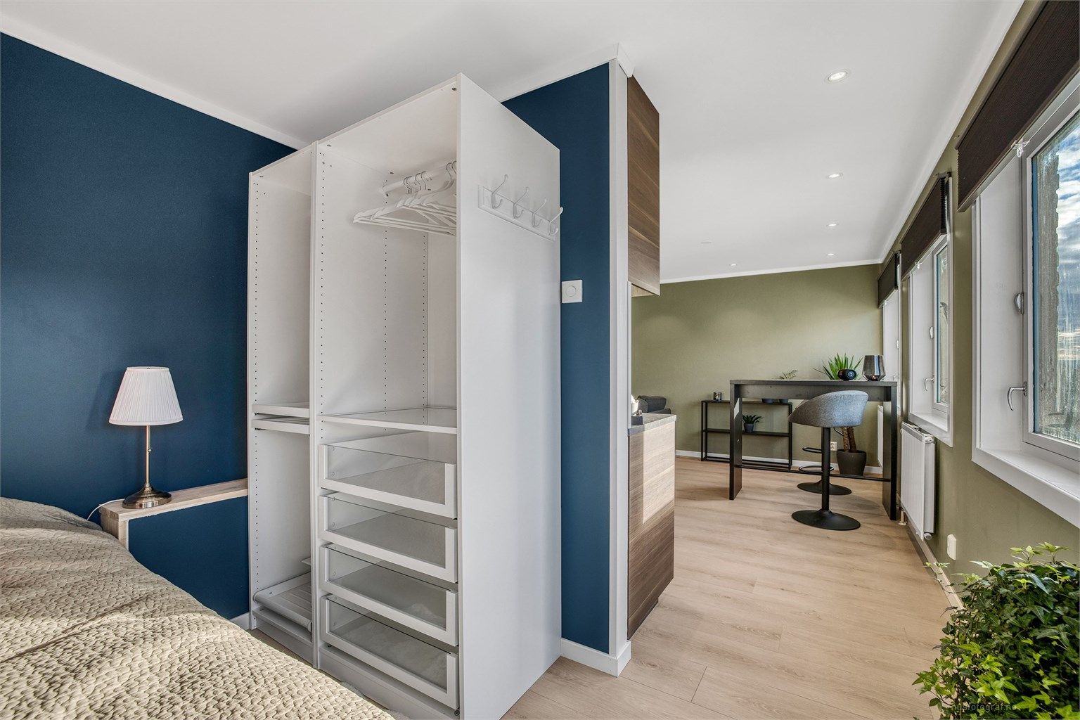 Sovealkoven er praktisk innredet med en åpen garderobeløsning som utnytter plassen godt.