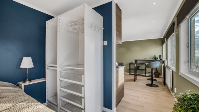 Sovealkoven er praktisk innredet med en åpen garderobeløsning som utnytter plassen godt.