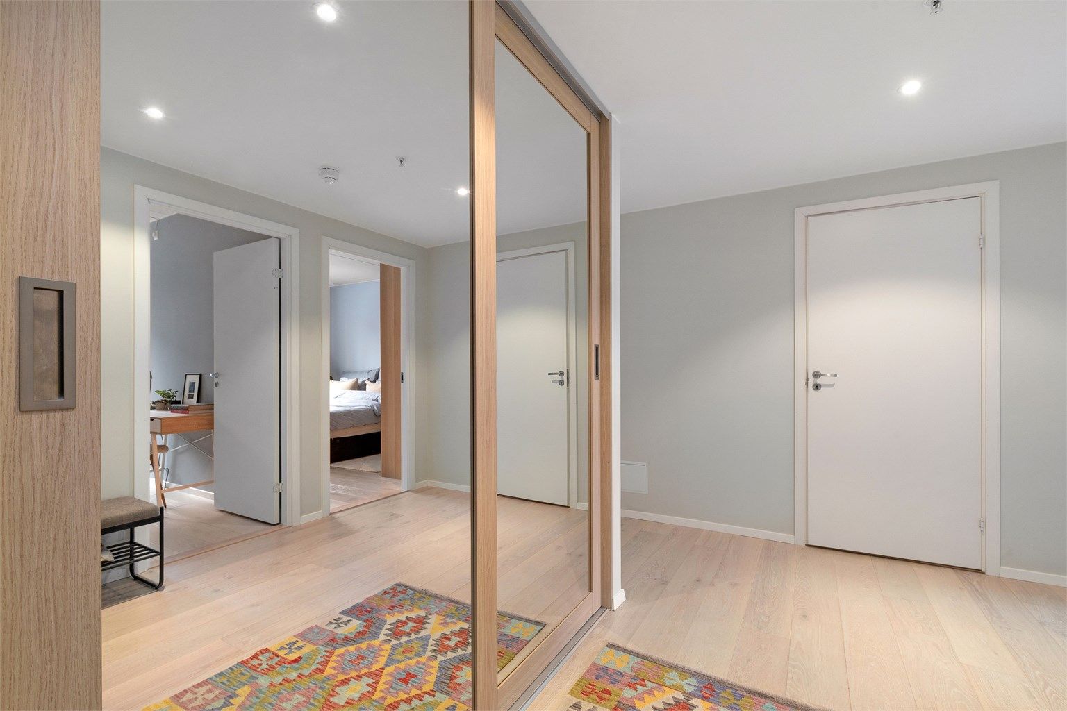 God plass til sittebenk, skoskap og barnevogn i gangen