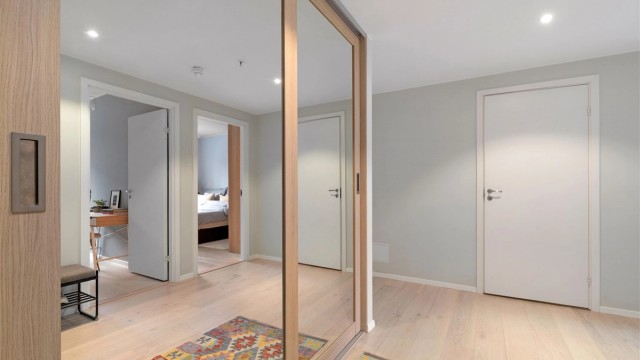 God plass til sittebenk, skoskap og barnevogn i gangen