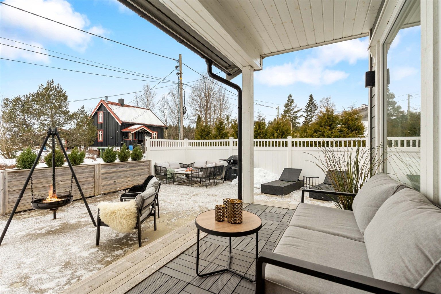 Et lite parti ute er overbygd som gjør at du kan nyte litt kjøligere dager i frisk luft.