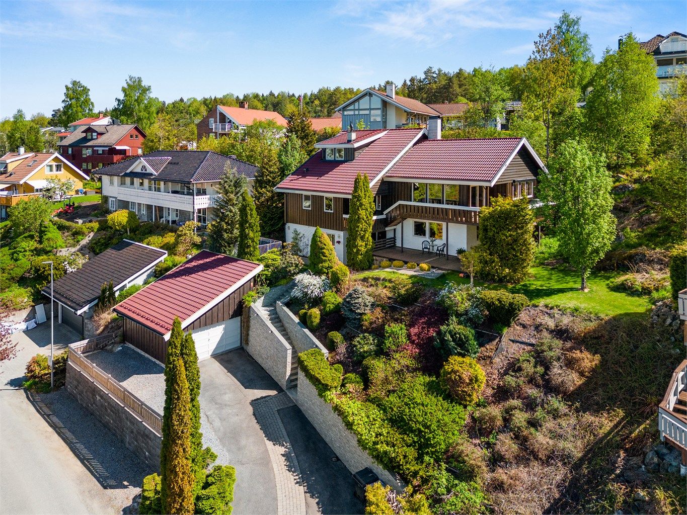 Velkommen til Ares vei 28 - Påkostet og innholdsrik enebolig over 3 plan med godkjent hybel og flott hage!