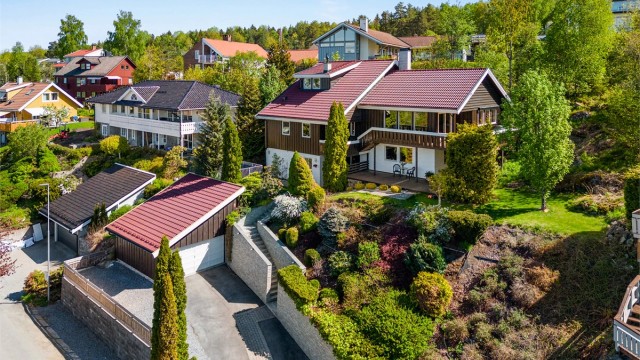 Velkommen til Ares vei 28 - Påkostet og innholdsrik enebolig over 3 plan med godkjent hybel og flott hage!