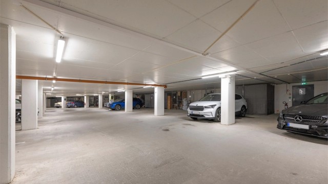 Tilhørende til leiligheten har man fast parkeringsplass og bod i kjeller.