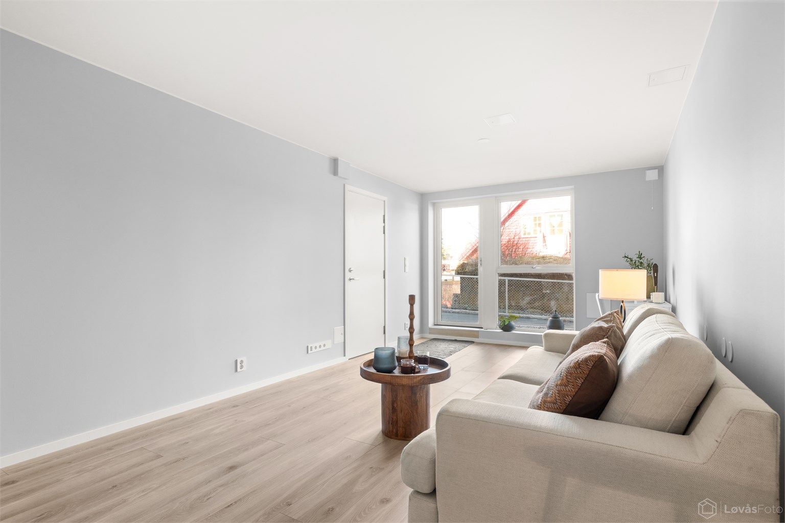 Stue 1 med egen inngang. Klargjort for montering av hybelkjøkken