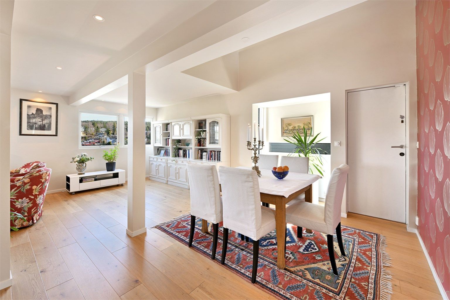 Stue - god plass til sofaløsning og spisebord - gulv fra 2013 - downlights i himling