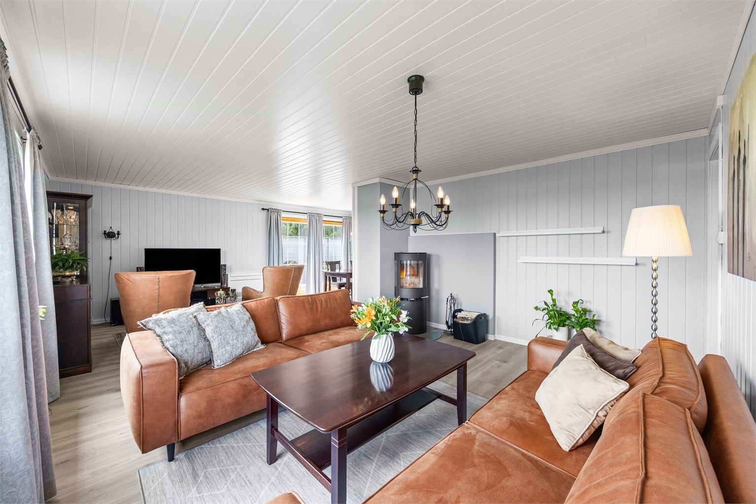 Stuen er et naturlig samlingspunkt med god plass til både sofagruppe og spisebord.