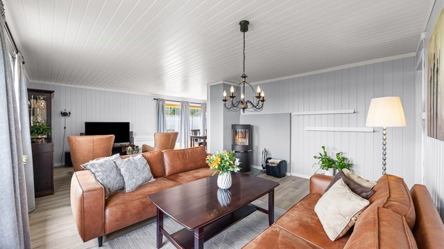 Stuen er et naturlig samlingspunkt med god plass til både sofagruppe og spisebord.