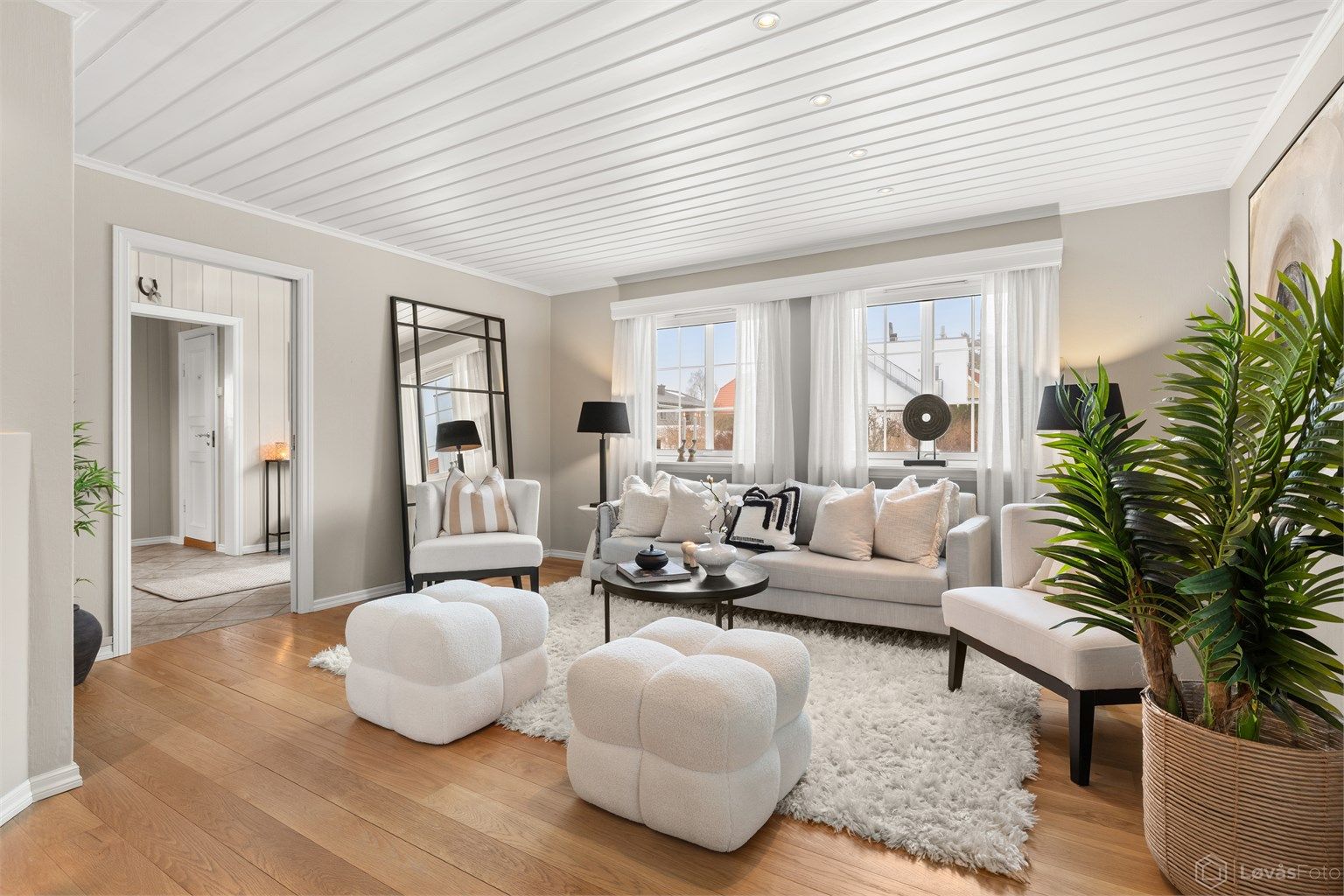 Stue med 1-stavs heltre eikeparkett og noe downlights i himling