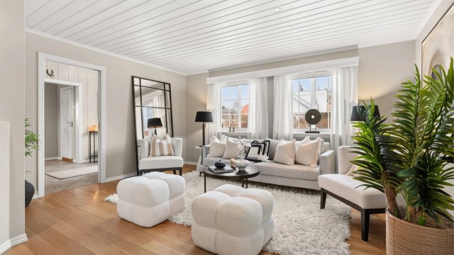 Stue med 1-stavs heltre eikeparkett og noe downlights i himling