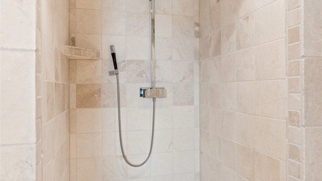 Detalj av dusjnisjen på badet i kjelleren.
