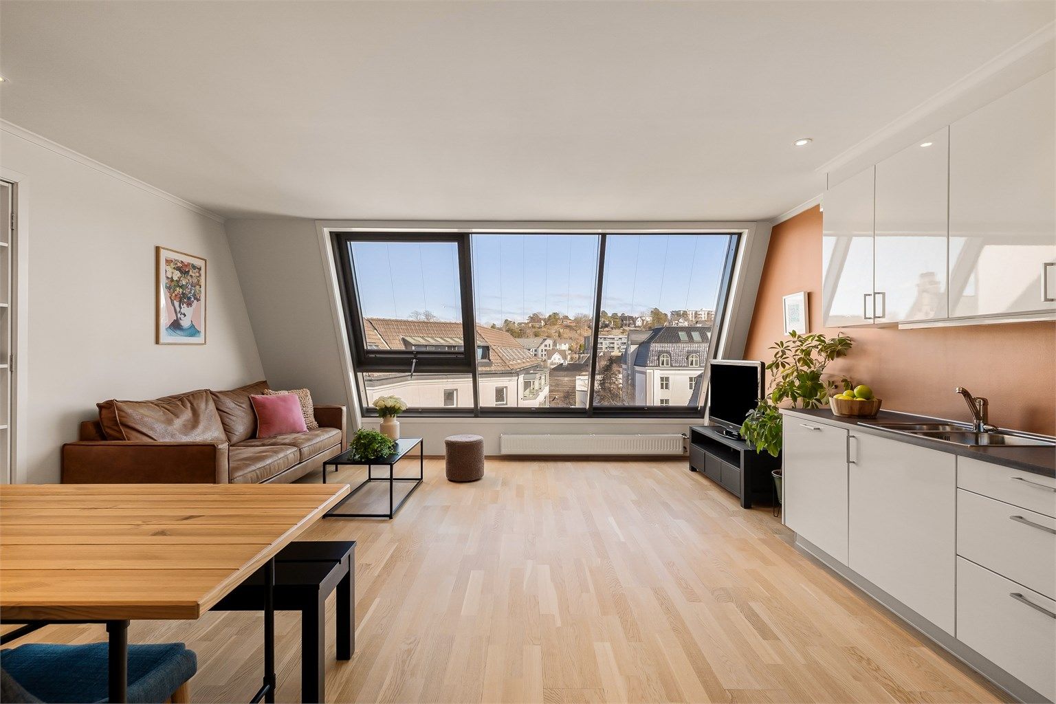 Meget gode lysforhold gjennom de store vinduene