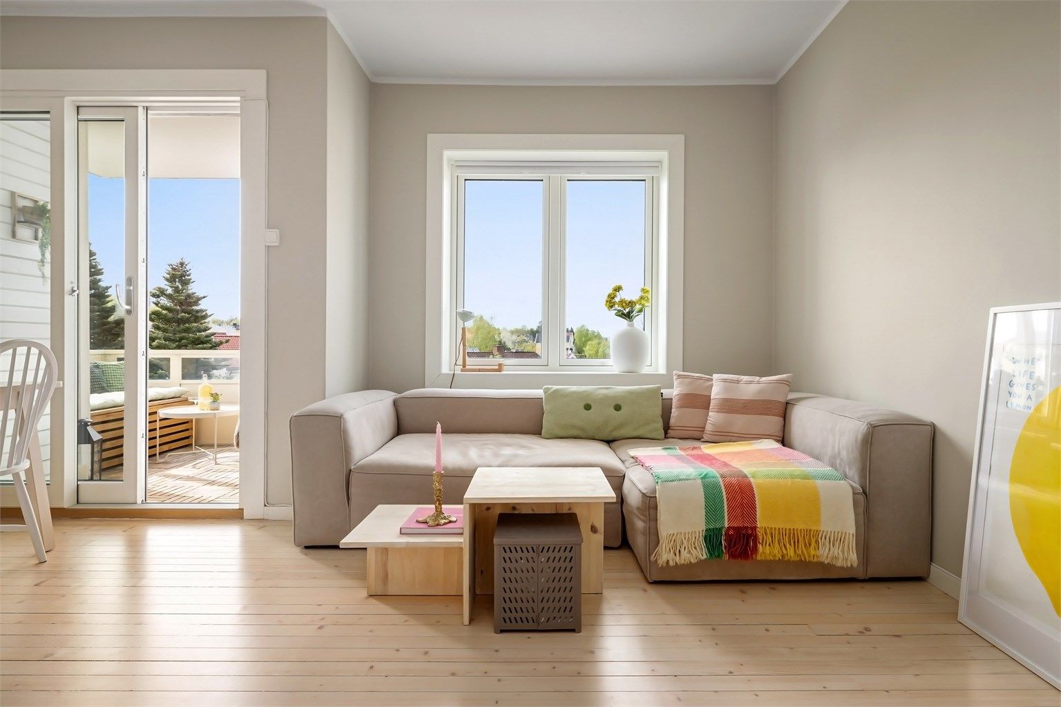 Leiligheten er beliggende i andre etasje og er fordelt med stue med utgang til solrik, vestvendt balkong, kjøkken, to soverom, entré og baderom