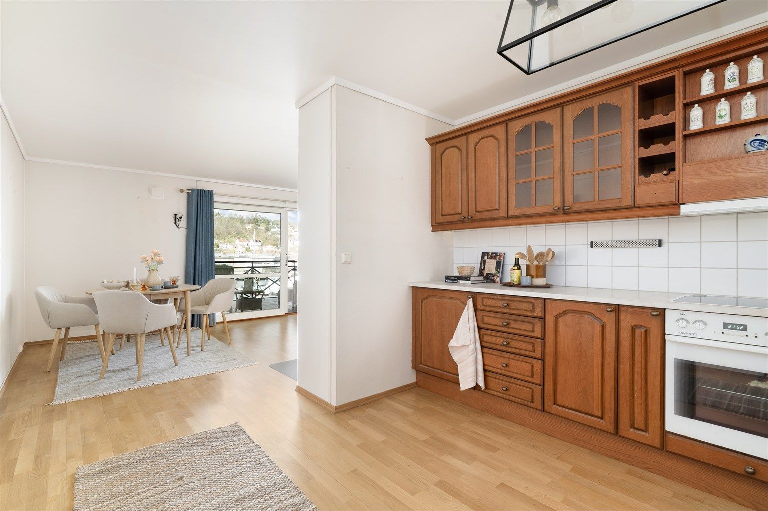 Hvitevarer som stekeovn, platetopp, oppvaskmaskin og kjøleskap med fryser medfølger handelen.