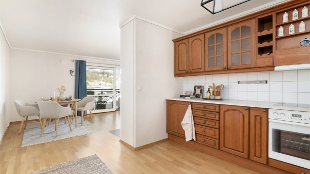 Hvitevarer som stekeovn, platetopp, oppvaskmaskin og kjøleskap med fryser medfølger handelen.