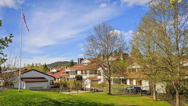 Området passer godt for barnefamilier hvor det er flere barnehager i nærheter og kort vei til både barneskole og ungdomsskole