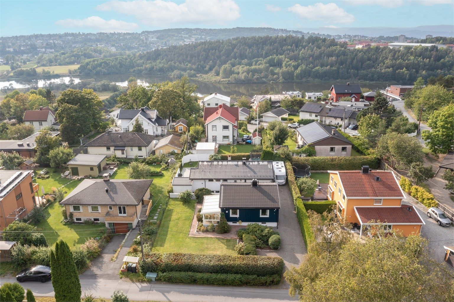 Drone, oversikt over hage, hus og naboer.