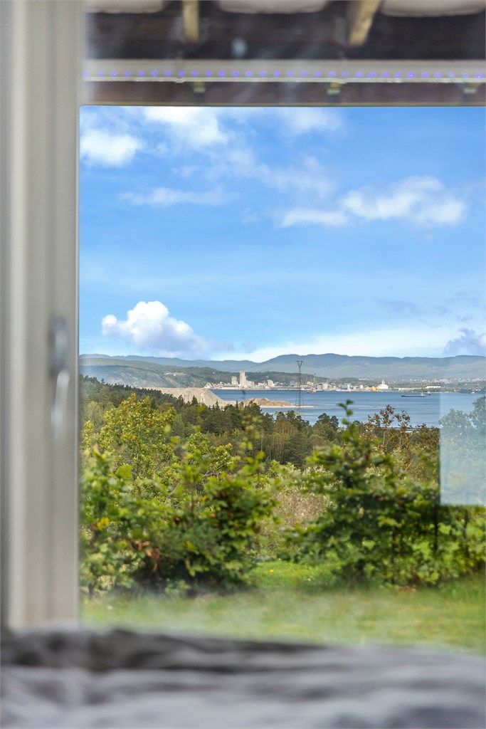 Selv fra flere av soverommene kan du nyte den flotte utsikten.