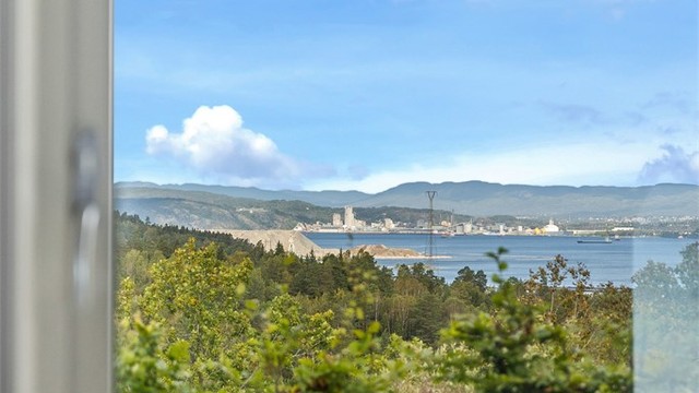 Selv fra flere av soverommene kan du nyte den flotte utsikten.