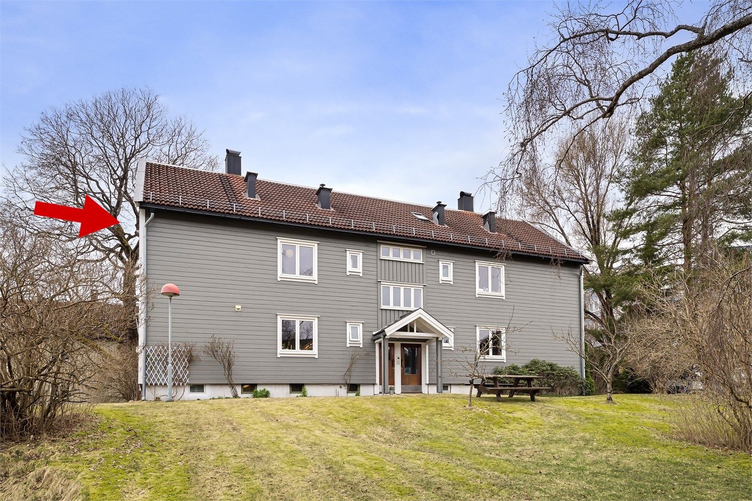 Fasaden. Flott beliggenhet i byggets andre og tredje etasje 