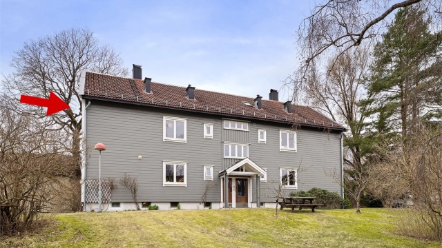 Fasaden. Flott beliggenhet i byggets andre og tredje etasje