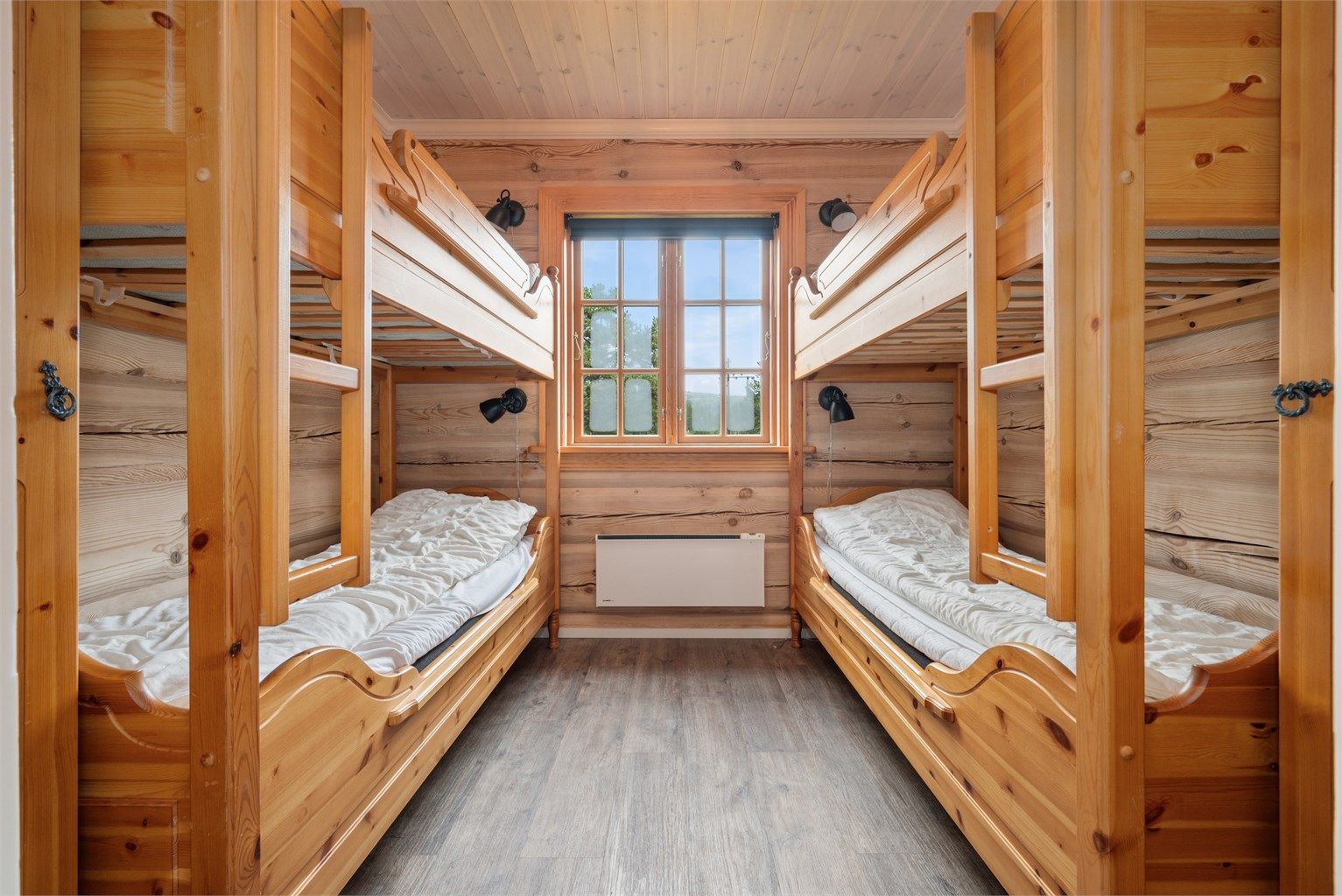 Leiligheten har to soverom hvor dette er på ca 7,5 kvm. Her medfølger plassbygde køyesenger som gir hele fire sengeplasser