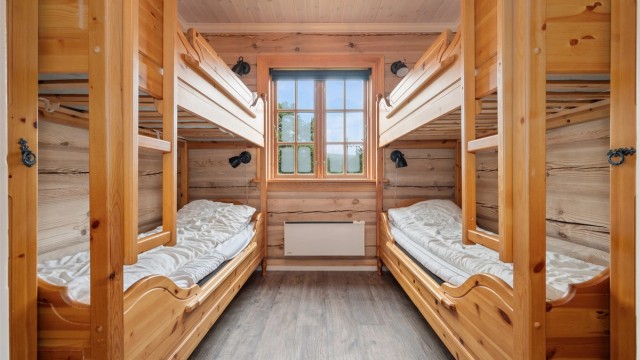 Leiligheten har to soverom hvor dette er på ca 7,5 kvm. Her medfølger plassbygde køyesenger som gir hele fire sengeplasser