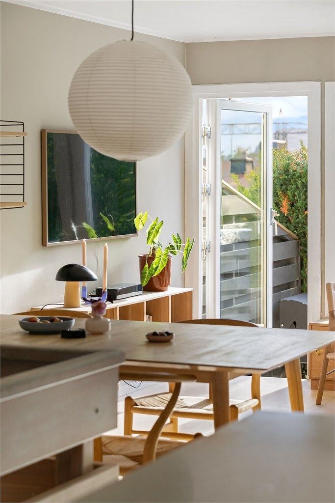 Terrassedør i tre leder direkte ut til uteplassen.