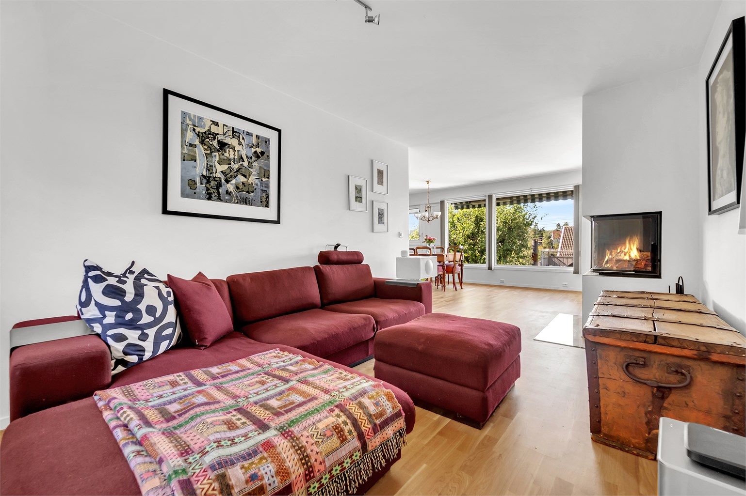 Store vindusflater gir godt med naturlig lys.