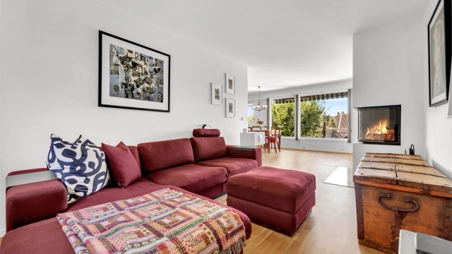 Store vindusflater gir godt med naturlig lys.