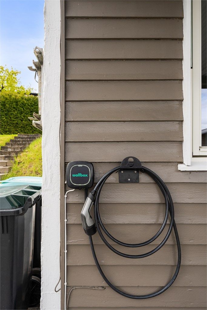 Lader plassert på husvegg