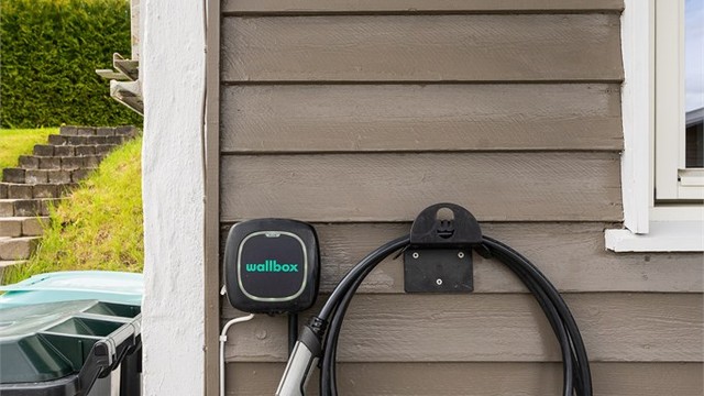 Lader plassert på husvegg