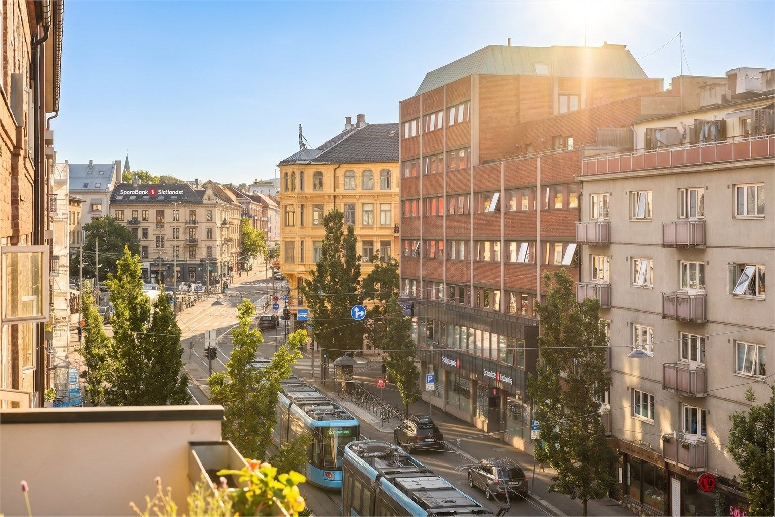 På Majorstuen får du det beste av to verdener; pulserende byliv, hyggelige kaféer og butikker, samtidig som Frognerparken og grønne lunger ligger bare en kort spasertur unna.