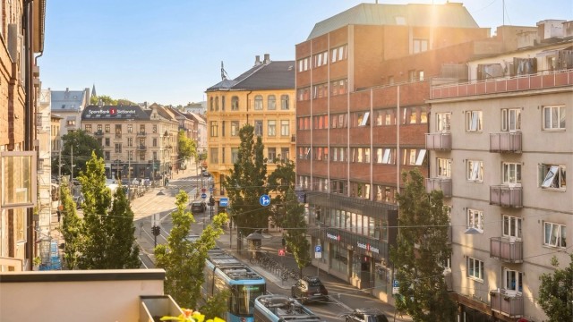 På Majorstuen får du det beste av to verdener; pulserende byliv, hyggelige kaféer og butikker, samtidig som Frognerparken og grønne lunger ligger bare en kort spasertur unna.